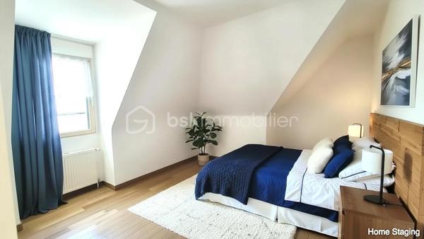 BSK immobilier, Marie-Thérèse VALLADON a le plaisir de vous présenter en Exclusivité cette Très Belle Maison d'Architecte à 3 km de PLÉNEUF-VAL-ANDRÉ, dans un environnement privilégié, cette propriété offre un cadre de vie exceptionnel.
 
À seulement quelques centaines de mètres de la plage, dans un secteur du littoral préservé où toute nouvelle construction est désormais interdite, cette propriété de haut standing, très calme, est accessible par allée privée. 
Équipée PMR, elle développe 223 m2 habitables - DPE A* - sur une parcelle paysagée entièrement close de 989 m2. Avec son doux jardin et la Vue sur la Mer, la pierre naturelle, le parquet Merbau chêne massif, la pergola, la véranda bio-climatique et les nombreuses pièces lumineuses à grands volumes, la propriété est un havre de paix.

Dès l’entrée, le hall accueillant mène vers les pièces de réceptions. 
Un vaste espace de 60 m2 composé du séjour-salon et d'une cuisine américaine de style s'ouvre, au Sud sur une pergola et à l'Ouest sur une véranda bio-climatique, par de grandes baies donnant sur le jardin.
La suite parentale spacieuse offre le confort d'une grande chambre de 17 m2 et d'une salle de bains équipée baignoire Balnéo et douche.
À ce niveau se trouve également un toilette avec lave-mains, une arrière-cuisine, un cellier-buanderie, un double garage motorisé, ainsi que des espaces supplémentaires de rangement.

À l'étage, la maison déploie son caractère unique. 
Une salle de détente d'environ 40 m2 en mezzanine, bénéficie d'une haute luminosité et d'une vue magnifique sur la mer. 
Deux chambres dont une avec dressing, une salle d'eau avec wc, et un atelier d'artiste transformable en suite parentale, salle de sport ou autres, selon les besoins des futurs propriétaires.

À l'extérieur, les aménagements paysagers ont été soigneusement réalisés tout en préservant l'intimité des lieux, pour profiter pleinement d'un jardin aux tons frais et fleuris qui invite au bord de mer.

Cette propriété sécurisée, aux options technologiques avancées, demande très peu d'entretien. 
À proximité des principaux axes de circulations, de Lamballe-Armor et de sa gare TGV reliant Paris en 2 h 15 environ, elle se trouve idéale pour une clientèle souhaitant le télétravail, une résidence secondaire, ou encore l'installation paisible pour une retraite des plus agréables au cœur d'un environnement privilégié, à proximité de toutes commodités, où l'horizon offre une palette de bleus incomparables.

À 5 mn du PORT DAHOUËT, aux pieds des petites criques de la Bretagne et du sentier GR34, non loin des plages de sable fin, de l'un des plus beaux parcours de Golf de France et des commerces accessibles rapidement, ce cadre de vie d'exception allie esprit contemporain et poésie du paysage marin Breton.

Un lieu où tout a été pensé de la lumière à l'espace, pour l'appréciation de la mer vu de chez soi.  Une maison rare, prête à accueillir une nouvelle histoire, dans l'un des secteurs les plus prisés des Côtes d’Armor.

Commune limitophe de Pléneuf-Val-André, taxe foncière: 1310€

*DPE A en attente de validation suite à l'installation de la pompe à chaleur.


Pour visiter cette belle maison prenez dès à présent votre rendez-vous. 
Marie-Thérèse VALLADON - Tel : 07 49 72 89 43 - 22800 Quintin 
Disponible du lundi au samedi de 9 h à 12 h et de 13 h 30 à 19 h.


--