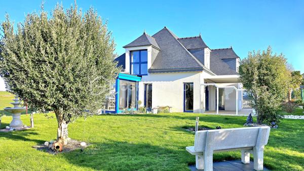 BSK immobilier, Marie-Thérèse VALLADON a le plaisir de vous présenter en Exclusivité cette Très Belle Maison d'Architecte à 3 km de PLÉNEUF-VAL-ANDRÉ, dans un environnement privilégié, cette propriété offre un cadre de vie exceptionnel.
 
À seulement quelques centaines de mètres de la plage, dans un secteur du littoral préservé où toute nouvelle construction est désormais interdite, cette propriété de haut standing, très calme, est accessible par allée privée. 
Équipée PMR, elle développe 223 m2 habitables - DPE A* - sur une parcelle paysagée entièrement close de 989 m2. Avec son doux jardin et la Vue sur la Mer, la pierre naturelle, le parquet Merbau chêne massif, la pergola, la véranda bio-climatique et les nombreuses pièces lumineuses à grands volumes, la propriété est un havre de paix.

Dès l’entrée, le hall accueillant mène vers les pièces de réceptions. 
Un vaste espace de 60 m2 composé du séjour-salon et d'une cuisine américaine de style s'ouvre, au Sud sur une pergola et à l'Ouest sur une véranda bio-climatique, par de grandes baies donnant sur le jardin.
La suite parentale spacieuse offre le confort d'une grande chambre de 17 m2 et d'une salle de bains équipée baignoire Balnéo et douche.
À ce niveau se trouve également un toilette avec lave-mains, une arrière-cuisine, un cellier-buanderie, un double garage motorisé, ainsi que des espaces supplémentaires de rangement.

À l'étage, la maison déploie son caractère unique. 
Une salle de détente d'environ 40 m2 en mezzanine, bénéficie d'une haute luminosité et d'une vue magnifique sur la mer. 
Deux chambres dont une avec dressing, une salle d'eau avec wc, et un atelier d'artiste transformable en suite parentale, salle de sport ou autres, selon les besoins des futurs propriétaires.

À l'extérieur, les aménagements paysagers ont été soigneusement réalisés tout en préservant l'intimité des lieux, pour profiter pleinement d'un jardin aux tons frais et fleuris qui invite au bord de mer.

Cette propriété sécurisée, aux options technologiques avancées, demande très peu d'entretien. 
À proximité des principaux axes de circulations, de Lamballe-Armor et de sa gare TGV reliant Paris en 2 h 15 environ, elle se trouve idéale pour une clientèle souhaitant le télétravail, une résidence secondaire, ou encore l'installation paisible pour une retraite des plus agréables au cœur d'un environnement privilégié, à proximité de toutes commodités, où l'horizon offre une palette de bleus incomparables.

À 5 mn du PORT DAHOUËT, aux pieds des petites criques de la Bretagne et du sentier GR34, non loin des plages de sable fin, de l'un des plus beaux parcours de Golf de France et des commerces accessibles rapidement, ce cadre de vie d'exception allie esprit contemporain et poésie du paysage marin Breton.

Un lieu où tout a été pensé de la lumière à l'espace, pour l'appréciation de la mer vu de chez soi.  Une maison rare, prête à accueillir une nouvelle histoire, dans l'un des secteurs les plus prisés des Côtes d’Armor.

Commune limitophe de Pléneuf-Val-André, taxe foncière: 1310€

*DPE A en attente de validation suite à l'installation de la pompe à chaleur.


Pour visiter cette belle maison prenez dès à présent votre rendez-vous. 
Marie-Thérèse VALLADON - Tel : 07 49 72 89 43 - 22800 Quintin 
Disponible du lundi au samedi de 9 h à 12 h et de 13 h 30 à 19 h.


--