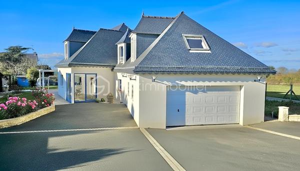 BSK immobilier, Marie-Thérèse VALLADON a le plaisir de vous présenter en Exclusivité cette Très Belle Maison d'Architecte à 3 km de PLÉNEUF-VAL-ANDRÉ, dans un environnement privilégié, cette propriété offre un cadre de vie exceptionnel.
 
À seulement quelques centaines de mètres de la plage, dans un secteur du littoral préservé où toute nouvelle construction est désormais interdite, cette propriété de haut standing, très calme, est accessible par allée privée. 
Équipée PMR, elle développe 223 m2 habitables - DPE A* - sur une parcelle paysagée entièrement close de 989 m2. Avec son doux jardin et la Vue sur la Mer, la pierre naturelle, le parquet Merbau chêne massif, la pergola, la véranda bio-climatique et les nombreuses pièces lumineuses à grands volumes, la propriété est un havre de paix.

Dès l’entrée, le hall accueillant mène vers les pièces de réceptions. 
Un vaste espace de 60 m2 composé du séjour-salon et d'une cuisine américaine de style s'ouvre, au Sud sur une pergola et à l'Ouest sur une véranda bio-climatique, par de grandes baies donnant sur le jardin.
La suite parentale spacieuse offre le confort d'une grande chambre de 17 m2 et d'une salle de bains équipée baignoire Balnéo et douche.
À ce niveau se trouve également un toilette avec lave-mains, une arrière-cuisine, un cellier-buanderie, un double garage motorisé, ainsi que des espaces supplémentaires de rangement.

À l'étage, la maison déploie son caractère unique. 
Une salle de détente d'environ 40 m2 en mezzanine, bénéficie d'une haute luminosité et d'une vue magnifique sur la mer. 
Deux chambres dont une avec dressing, une salle d'eau avec wc, et un atelier d'artiste transformable en suite parentale, salle de sport ou autres, selon les besoins des futurs propriétaires.

À l'extérieur, les aménagements paysagers ont été soigneusement réalisés tout en préservant l'intimité des lieux, pour profiter pleinement d'un jardin aux tons frais et fleuris qui invite au bord de mer.

Cette propriété sécurisée, aux options technologiques avancées, demande très peu d'entretien. 
À proximité des principaux axes de circulations, de Lamballe-Armor et de sa gare TGV reliant Paris en 2 h 15 environ, elle se trouve idéale pour une clientèle souhaitant le télétravail, une résidence secondaire, ou encore l'installation paisible pour une retraite des plus agréables au cœur d'un environnement privilégié, à proximité de toutes commodités, où l'horizon offre une palette de bleus incomparables.

À 5 mn du PORT DAHOUËT, aux pieds des petites criques de la Bretagne et du sentier GR34, non loin des plages de sable fin, de l'un des plus beaux parcours de Golf de France et des commerces accessibles rapidement, ce cadre de vie d'exception allie esprit contemporain et poésie du paysage marin Breton.

Un lieu où tout a été pensé de la lumière à l'espace, pour l'appréciation de la mer vu de chez soi.  Une maison rare, prête à accueillir une nouvelle histoire, dans l'un des secteurs les plus prisés des Côtes d’Armor.

Commune limitophe de Pléneuf-Val-André, taxe foncière: 1310€

*DPE A en attente de validation suite à l'installation de la pompe à chaleur.


Pour visiter cette belle maison prenez dès à présent votre rendez-vous. 
Marie-Thérèse VALLADON - Tel : 07 49 72 89 43 - 22800 Quintin 
Disponible du lundi au samedi de 9 h à 12 h et de 13 h 30 à 19 h.


--