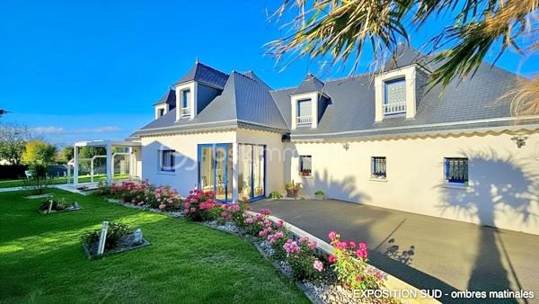 BSK immobilier, Marie-Thérèse VALLADON a le plaisir de vous présenter en Exclusivité cette Très Belle Maison d'Architecte à 3 km de PLÉNEUF-VAL-ANDRÉ, dans un environnement privilégié, cette propriété offre un cadre de vie exceptionnel.
 
À seulement quelques centaines de mètres de la plage, dans un secteur du littoral préservé où toute nouvelle construction est désormais interdite, cette propriété de haut standing, très calme, est accessible par allée privée. 
Équipée PMR, elle développe 223 m2 habitables - DPE A* - sur une parcelle paysagée entièrement close de 989 m2. Avec son doux jardin et la Vue sur la Mer, la pierre naturelle, le parquet Merbau chêne massif, la pergola, la véranda bio-climatique et les nombreuses pièces lumineuses à grands volumes, la propriété est un havre de paix.

Dès l’entrée, le hall accueillant mène vers les pièces de réceptions. 
Un vaste espace de 60 m2 composé du séjour-salon et d'une cuisine américaine de style s'ouvre, au Sud sur une pergola et à l'Ouest sur une véranda bio-climatique, par de grandes baies donnant sur le jardin.
La suite parentale spacieuse offre le confort d'une grande chambre de 17 m2 et d'une salle de bains équipée baignoire Balnéo et douche.
À ce niveau se trouve également un toilette avec lave-mains, une arrière-cuisine, un cellier-buanderie, un double garage motorisé, ainsi que des espaces supplémentaires de rangement.

À l'étage, la maison déploie son caractère unique. 
Une salle de détente d'environ 40 m2 en mezzanine, bénéficie d'une haute luminosité et d'une vue magnifique sur la mer. 
Deux chambres dont une avec dressing, une salle d'eau avec wc, et un atelier d'artiste transformable en suite parentale, salle de sport ou autres, selon les besoins des futurs propriétaires.

À l'extérieur, les aménagements paysagers ont été soigneusement réalisés tout en préservant l'intimité des lieux, pour profiter pleinement d'un jardin aux tons frais et fleuris qui invite au bord de mer.

Cette propriété sécurisée, aux options technologiques avancées, demande très peu d'entretien. 
À proximité des principaux axes de circulations, de Lamballe-Armor et de sa gare TGV reliant Paris en 2 h 15 environ, elle se trouve idéale pour une clientèle souhaitant le télétravail, une résidence secondaire, ou encore l'installation paisible pour une retraite des plus agréables au cœur d'un environnement privilégié, à proximité de toutes commodités, où l'horizon offre une palette de bleus incomparables.

À 5 mn du PORT DAHOUËT, aux pieds des petites criques de la Bretagne et du sentier GR34, non loin des plages de sable fin, de l'un des plus beaux parcours de Golf de France et des commerces accessibles rapidement, ce cadre de vie d'exception allie esprit contemporain et poésie du paysage marin Breton.

Un lieu où tout a été pensé de la lumière à l'espace, pour l'appréciation de la mer vu de chez soi.  Une maison rare, prête à accueillir une nouvelle histoire, dans l'un des secteurs les plus prisés des Côtes d’Armor.

Commune limitophe de Pléneuf-Val-André, taxe foncière: 1310€

*DPE A en attente de validation suite à l'installation de la pompe à chaleur.


Pour visiter cette belle maison prenez dès à présent votre rendez-vous. 
Marie-Thérèse VALLADON - Tel : 07 49 72 89 43 - 22800 Quintin 
Disponible du lundi au samedi de 9 h à 12 h et de 13 h 30 à 19 h.


--