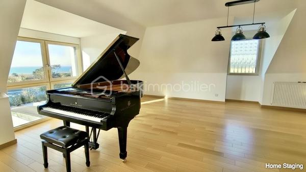 BSK immobilier, Marie-Thérèse VALLADON a le plaisir de vous présenter en Exclusivité cette Très Belle Maison d'Architecte à 3 km de PLÉNEUF-VAL-ANDRÉ, dans un environnement privilégié, cette propriété offre un cadre de vie exceptionnel.
 
À seulement quelques centaines de mètres de la plage, dans un secteur du littoral préservé où toute nouvelle construction est désormais interdite, cette propriété de haut standing, très calme, est accessible par allée privée. 
Équipée PMR, elle développe 223 m2 habitables - DPE A* - sur une parcelle paysagée entièrement close de 989 m2. Avec son doux jardin et la Vue sur la Mer, la pierre naturelle, le parquet Merbau chêne massif, la pergola, la véranda bio-climatique et les nombreuses pièces lumineuses à grands volumes, la propriété est un havre de paix.

Dès l’entrée, le hall accueillant mène vers les pièces de réceptions. 
Un vaste espace de 60 m2 composé du séjour-salon et d'une cuisine américaine de style s'ouvre, au Sud sur une pergola et à l'Ouest sur une véranda bio-climatique, par de grandes baies donnant sur le jardin.
La suite parentale spacieuse offre le confort d'une grande chambre de 17 m2 et d'une salle de bains équipée baignoire Balnéo et douche.
À ce niveau se trouve également un toilette avec lave-mains, une arrière-cuisine, un cellier-buanderie, un double garage motorisé, ainsi que des espaces supplémentaires de rangement.

À l'étage, la maison déploie son caractère unique. 
Une salle de détente d'environ 40 m2 en mezzanine, bénéficie d'une haute luminosité et d'une vue magnifique sur la mer. 
Deux chambres dont une avec dressing, une salle d'eau avec wc, et un atelier d'artiste transformable en suite parentale, salle de sport ou autres, selon les besoins des futurs propriétaires.

À l'extérieur, les aménagements paysagers ont été soigneusement réalisés tout en préservant l'intimité des lieux, pour profiter pleinement d'un jardin aux tons frais et fleuris qui invite au bord de mer.

Cette propriété sécurisée, aux options technologiques avancées, demande très peu d'entretien. 
À proximité des principaux axes de circulations, de Lamballe-Armor et de sa gare TGV reliant Paris en 2 h 15 environ, elle se trouve idéale pour une clientèle souhaitant le télétravail, une résidence secondaire, ou encore l'installation paisible pour une retraite des plus agréables au cœur d'un environnement privilégié, à proximité de toutes commodités, où l'horizon offre une palette de bleus incomparables.

À 5 mn du PORT DAHOUËT, aux pieds des petites criques de la Bretagne et du sentier GR34, non loin des plages de sable fin, de l'un des plus beaux parcours de Golf de France et des commerces accessibles rapidement, ce cadre de vie d'exception allie esprit contemporain et poésie du paysage marin Breton.

Un lieu où tout a été pensé de la lumière à l'espace, pour l'appréciation de la mer vu de chez soi.  Une maison rare, prête à accueillir une nouvelle histoire, dans l'un des secteurs les plus prisés des Côtes d’Armor.

Commune limitophe de Pléneuf-Val-André, taxe foncière: 1310€

*DPE A en attente de validation suite à l'installation de la pompe à chaleur.


Pour visiter cette belle maison prenez dès à présent votre rendez-vous. 
Marie-Thérèse VALLADON - Tel : 07 49 72 89 43 - 22800 Quintin 
Disponible du lundi au samedi de 9 h à 12 h et de 13 h 30 à 19 h.


--