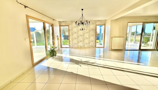 BSK immobilier, Marie-Thérèse VALLADON a le plaisir de vous présenter en Exclusivité cette Très Belle Maison d'Architecte à 3 km de PLÉNEUF-VAL-ANDRÉ, dans un environnement privilégié, cette propriété offre un cadre de vie exceptionnel.
 
À seulement quelques centaines de mètres de la plage, dans un secteur du littoral préservé où toute nouvelle construction est désormais interdite, cette propriété de haut standing, très calme, est accessible par allée privée. 
Équipée PMR, elle développe 223 m2 habitables - DPE A* - sur une parcelle paysagée entièrement close de 989 m2. Avec son doux jardin et la Vue sur la Mer, la pierre naturelle, le parquet Merbau chêne massif, la pergola, la véranda bio-climatique et les nombreuses pièces lumineuses à grands volumes, la propriété est un havre de paix.

Dès l’entrée, le hall accueillant mène vers les pièces de réceptions. 
Un vaste espace de 60 m2 composé du séjour-salon et d'une cuisine américaine de style s'ouvre, au Sud sur une pergola et à l'Ouest sur une véranda bio-climatique, par de grandes baies donnant sur le jardin.
La suite parentale spacieuse offre le confort d'une grande chambre de 17 m2 et d'une salle de bains équipée baignoire Balnéo et douche.
À ce niveau se trouve également un toilette avec lave-mains, une arrière-cuisine, un cellier-buanderie, un double garage motorisé, ainsi que des espaces supplémentaires de rangement.

À l'étage, la maison déploie son caractère unique. 
Une salle de détente d'environ 40 m2 en mezzanine, bénéficie d'une haute luminosité et d'une vue magnifique sur la mer. 
Deux chambres dont une avec dressing, une salle d'eau avec wc, et un atelier d'artiste transformable en suite parentale, salle de sport ou autres, selon les besoins des futurs propriétaires.

À l'extérieur, les aménagements paysagers ont été soigneusement réalisés tout en préservant l'intimité des lieux, pour profiter pleinement d'un jardin aux tons frais et fleuris qui invite au bord de mer.

Cette propriété sécurisée, aux options technologiques avancées, demande très peu d'entretien. 
À proximité des principaux axes de circulations, de Lamballe-Armor et de sa gare TGV reliant Paris en 2 h 15 environ, elle se trouve idéale pour une clientèle souhaitant le télétravail, une résidence secondaire, ou encore l'installation paisible pour une retraite des plus agréables au cœur d'un environnement privilégié, à proximité de toutes commodités, où l'horizon offre une palette de bleus incomparables.

À 5 mn du PORT DAHOUËT, aux pieds des petites criques de la Bretagne et du sentier GR34, non loin des plages de sable fin, de l'un des plus beaux parcours de Golf de France et des commerces accessibles rapidement, ce cadre de vie d'exception allie esprit contemporain et poésie du paysage marin Breton.

Un lieu où tout a été pensé de la lumière à l'espace, pour l'appréciation de la mer vu de chez soi.  Une maison rare, prête à accueillir une nouvelle histoire, dans l'un des secteurs les plus prisés des Côtes d’Armor.

Commune limitophe de Pléneuf-Val-André, taxe foncière: 1310€

*DPE A en attente de validation suite à l'installation de la pompe à chaleur.


Pour visiter cette belle maison prenez dès à présent votre rendez-vous. 
Marie-Thérèse VALLADON - Tel : 07 49 72 89 43 - 22800 Quintin 
Disponible du lundi au samedi de 9 h à 12 h et de 13 h 30 à 19 h.


--