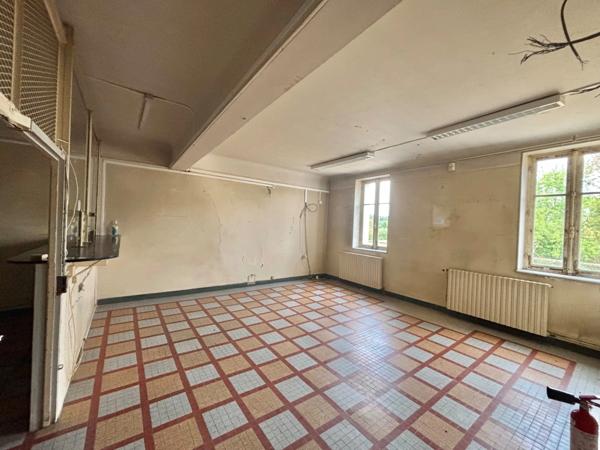 À vendre – Habitation avec local commercial, emplacement privilégié CUFFY (18)