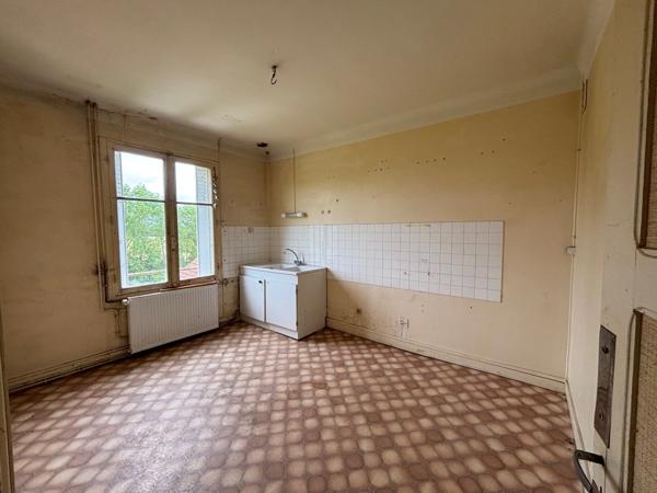 À vendre – Habitation avec local commercial, emplacement privilégié CUFFY (18)