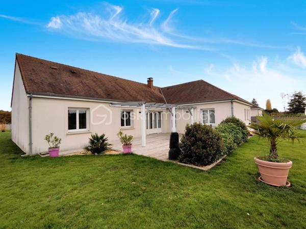 Située à Chanteau, dans un secteur calme et verdoyant, cette maison familiale construite en 2012 offre près de 193 m² habitables, sur un vaste terrain clos de 2 488 m², sans vis-à-vis direct.

La maison se développe presque entièrement de plain-pied. Elle comprend une grande pièce de vie lumineuse avec poêle à bois, une cuisine aménagée et équipée ouverte sur le séjour, ainsi que quatre chambres au rez-de-chaussée, dont une chambre parentale attenante à une salle de bains.

Une cinquième chambre est aménagée à l’étage, accompagnée de toilettes.

Une grande pièce d’environ 24 m² offre également de nombreuses possibilités selon les besoins : salle de jeux, salle de sport, espace cinéma, bureau ou pièce de loisirs.

À l’extérieur, le véritable point fort de la propriété reste son exceptionnel terrain clos de 2 488 m², accessible par un portail électrique, sans vis-à-vis et largement ouvert sur la verdure. La maison bénéficie également d’une belle terrasse en bois exposée sud/ouest, surmontée d’une structure type pergola permettant d’aménager un agréable espace ombragé. Depuis la terrasse, la vue se prolonge sur un environnement verdoyant et dégagé, offrant une véritable sensation d’espace et de tranquillité.

Un joli chalet de jardin blanc complète l’extérieur. La propriété permet également de stationner plusieurs véhicules facilement, malgré l’absence de garage. Il reste néanmoins tout à fait possible d’envisager la construction d’un garage ou d’un double garage sur l’avant de la parcelle, ainsi que l’installation d’une piscine à l’arrière, sous réserve des autorisations d’urbanisme nécessaires.

La maison est équipée d’un chauffe-eau thermodynamique et d’un chauffage électrique complété par un poêle à bois.

DPE : C – GES : A, avec une consommation énergétique actualisée à 116 kWh/m²/an.