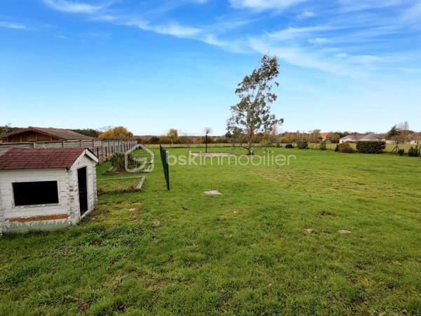 Située à Chanteau, dans un secteur calme et verdoyant, cette maison familiale construite en 2012 offre près de 193 m² habitables, sur un vaste terrain clos de 2 488 m², sans vis-à-vis direct.

La maison se développe presque entièrement de plain-pied. Elle comprend une grande pièce de vie lumineuse avec poêle à bois, une cuisine aménagée et équipée ouverte sur le séjour, ainsi que quatre chambres au rez-de-chaussée, dont une chambre parentale attenante à une salle de bains.

Une cinquième chambre est aménagée à l’étage, accompagnée de toilettes.

Une grande pièce d’environ 24 m² offre également de nombreuses possibilités selon les besoins : salle de jeux, salle de sport, espace cinéma, bureau ou pièce de loisirs.

À l’extérieur, le véritable point fort de la propriété reste son exceptionnel terrain clos de 2 488 m², accessible par un portail électrique, sans vis-à-vis et largement ouvert sur la verdure. La maison bénéficie également d’une belle terrasse en bois exposée sud/ouest, surmontée d’une structure type pergola permettant d’aménager un agréable espace ombragé. Depuis la terrasse, la vue se prolonge sur un environnement verdoyant et dégagé, offrant une véritable sensation d’espace et de tranquillité.

Un joli chalet de jardin blanc complète l’extérieur. La propriété permet également de stationner plusieurs véhicules facilement, malgré l’absence de garage. Il reste néanmoins tout à fait possible d’envisager la construction d’un garage ou d’un double garage sur l’avant de la parcelle, ainsi que l’installation d’une piscine à l’arrière, sous réserve des autorisations d’urbanisme nécessaires.

La maison est équipée d’un chauffe-eau thermodynamique et d’un chauffage électrique complété par un poêle à bois.

DPE : C – GES : A, avec une consommation énergétique actualisée à 116 kWh/m²/an.