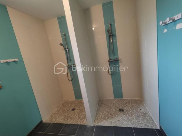 Située à Chanteau, dans un secteur calme et verdoyant, cette maison familiale construite en 2012 offre près de 193 m² habitables, sur un vaste terrain clos de 2 488 m², sans vis-à-vis direct.

La maison se développe presque entièrement de plain-pied. Elle comprend une grande pièce de vie lumineuse avec poêle à bois, une cuisine aménagée et équipée ouverte sur le séjour, ainsi que quatre chambres au rez-de-chaussée, dont une chambre parentale attenante à une salle de bains.

Une cinquième chambre est aménagée à l’étage, accompagnée de toilettes.

Une grande pièce d’environ 24 m² offre également de nombreuses possibilités selon les besoins : salle de jeux, salle de sport, espace cinéma, bureau ou pièce de loisirs.

À l’extérieur, le véritable point fort de la propriété reste son exceptionnel terrain clos de 2 488 m², accessible par un portail électrique, sans vis-à-vis et largement ouvert sur la verdure. La maison bénéficie également d’une belle terrasse en bois exposée sud/ouest, surmontée d’une structure type pergola permettant d’aménager un agréable espace ombragé. Depuis la terrasse, la vue se prolonge sur un environnement verdoyant et dégagé, offrant une véritable sensation d’espace et de tranquillité.

Un joli chalet de jardin blanc complète l’extérieur. La propriété permet également de stationner plusieurs véhicules facilement, malgré l’absence de garage. Il reste néanmoins tout à fait possible d’envisager la construction d’un garage ou d’un double garage sur l’avant de la parcelle, ainsi que l’installation d’une piscine à l’arrière, sous réserve des autorisations d’urbanisme nécessaires.

La maison est équipée d’un chauffe-eau thermodynamique et d’un chauffage électrique complété par un poêle à bois.

DPE : C – GES : A, avec une consommation énergétique actualisée à 116 kWh/m²/an.