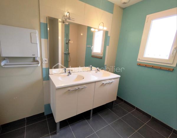 Située à Chanteau, dans un secteur calme et verdoyant, cette maison familiale construite en 2012 offre près de 193 m² habitables, sur un vaste terrain clos de 2 488 m², sans vis-à-vis direct.

La maison se développe presque entièrement de plain-pied. Elle comprend une grande pièce de vie lumineuse avec poêle à bois, une cuisine aménagée et équipée ouverte sur le séjour, ainsi que quatre chambres au rez-de-chaussée, dont une chambre parentale attenante à une salle de bains.

Une cinquième chambre est aménagée à l’étage, accompagnée de toilettes.

Une grande pièce d’environ 24 m² offre également de nombreuses possibilités selon les besoins : salle de jeux, salle de sport, espace cinéma, bureau ou pièce de loisirs.

À l’extérieur, le véritable point fort de la propriété reste son exceptionnel terrain clos de 2 488 m², accessible par un portail électrique, sans vis-à-vis et largement ouvert sur la verdure. La maison bénéficie également d’une belle terrasse en bois exposée sud/ouest, surmontée d’une structure type pergola permettant d’aménager un agréable espace ombragé. Depuis la terrasse, la vue se prolonge sur un environnement verdoyant et dégagé, offrant une véritable sensation d’espace et de tranquillité.

Un joli chalet de jardin blanc complète l’extérieur. La propriété permet également de stationner plusieurs véhicules facilement, malgré l’absence de garage. Il reste néanmoins tout à fait possible d’envisager la construction d’un garage ou d’un double garage sur l’avant de la parcelle, ainsi que l’installation d’une piscine à l’arrière, sous réserve des autorisations d’urbanisme nécessaires.

La maison est équipée d’un chauffe-eau thermodynamique et d’un chauffage électrique complété par un poêle à bois.

DPE : C – GES : A, avec une consommation énergétique actualisée à 116 kWh/m²/an.