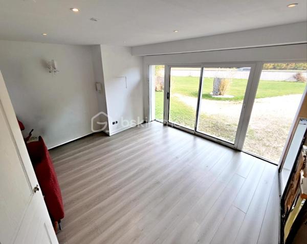 Située à Chanteau, dans un secteur calme et verdoyant, cette maison familiale construite en 2012 offre près de 193 m² habitables, sur un vaste terrain clos de 2 488 m², sans vis-à-vis direct.

La maison se développe presque entièrement de plain-pied. Elle comprend une grande pièce de vie lumineuse avec poêle à bois, une cuisine aménagée et équipée ouverte sur le séjour, ainsi que quatre chambres au rez-de-chaussée, dont une chambre parentale attenante à une salle de bains.

Une cinquième chambre est aménagée à l’étage, accompagnée de toilettes.

Une grande pièce d’environ 24 m² offre également de nombreuses possibilités selon les besoins : salle de jeux, salle de sport, espace cinéma, bureau ou pièce de loisirs.

À l’extérieur, le véritable point fort de la propriété reste son exceptionnel terrain clos de 2 488 m², accessible par un portail électrique, sans vis-à-vis et largement ouvert sur la verdure. La maison bénéficie également d’une belle terrasse en bois exposée sud/ouest, surmontée d’une structure type pergola permettant d’aménager un agréable espace ombragé. Depuis la terrasse, la vue se prolonge sur un environnement verdoyant et dégagé, offrant une véritable sensation d’espace et de tranquillité.

Un joli chalet de jardin blanc complète l’extérieur. La propriété permet également de stationner plusieurs véhicules facilement, malgré l’absence de garage. Il reste néanmoins tout à fait possible d’envisager la construction d’un garage ou d’un double garage sur l’avant de la parcelle, ainsi que l’installation d’une piscine à l’arrière, sous réserve des autorisations d’urbanisme nécessaires.

La maison est équipée d’un chauffe-eau thermodynamique et d’un chauffage électrique complété par un poêle à bois.

DPE : C – GES : A, avec une consommation énergétique actualisée à 116 kWh/m²/an.