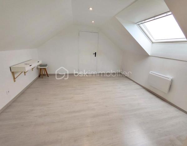 Située à Chanteau, dans un secteur calme et verdoyant, cette maison familiale construite en 2012 offre près de 193 m² habitables, sur un vaste terrain clos de 2 488 m², sans vis-à-vis direct.

La maison se développe presque entièrement de plain-pied. Elle comprend une grande pièce de vie lumineuse avec poêle à bois, une cuisine aménagée et équipée ouverte sur le séjour, ainsi que quatre chambres au rez-de-chaussée, dont une chambre parentale attenante à une salle de bains.

Une cinquième chambre est aménagée à l’étage, accompagnée de toilettes.

Une grande pièce d’environ 24 m² offre également de nombreuses possibilités selon les besoins : salle de jeux, salle de sport, espace cinéma, bureau ou pièce de loisirs.

À l’extérieur, le véritable point fort de la propriété reste son exceptionnel terrain clos de 2 488 m², accessible par un portail électrique, sans vis-à-vis et largement ouvert sur la verdure. La maison bénéficie également d’une belle terrasse en bois exposée sud/ouest, surmontée d’une structure type pergola permettant d’aménager un agréable espace ombragé. Depuis la terrasse, la vue se prolonge sur un environnement verdoyant et dégagé, offrant une véritable sensation d’espace et de tranquillité.

Un joli chalet de jardin blanc complète l’extérieur. La propriété permet également de stationner plusieurs véhicules facilement, malgré l’absence de garage. Il reste néanmoins tout à fait possible d’envisager la construction d’un garage ou d’un double garage sur l’avant de la parcelle, ainsi que l’installation d’une piscine à l’arrière, sous réserve des autorisations d’urbanisme nécessaires.

La maison est équipée d’un chauffe-eau thermodynamique et d’un chauffage électrique complété par un poêle à bois.

DPE : C – GES : A, avec une consommation énergétique actualisée à 116 kWh/m²/an.