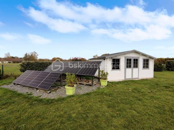Située à Chanteau, dans un secteur calme et verdoyant, cette maison familiale construite en 2012 offre près de 193 m² habitables, sur un vaste terrain clos de 2 488 m², sans vis-à-vis direct.

La maison se développe presque entièrement de plain-pied. Elle comprend une grande pièce de vie lumineuse avec poêle à bois, une cuisine aménagée et équipée ouverte sur le séjour, ainsi que quatre chambres au rez-de-chaussée, dont une chambre parentale attenante à une salle de bains.

Une cinquième chambre est aménagée à l’étage, accompagnée de toilettes.

Une grande pièce d’environ 24 m² offre également de nombreuses possibilités selon les besoins : salle de jeux, salle de sport, espace cinéma, bureau ou pièce de loisirs.

À l’extérieur, le véritable point fort de la propriété reste son exceptionnel terrain clos de 2 488 m², accessible par un portail électrique, sans vis-à-vis et largement ouvert sur la verdure. La maison bénéficie également d’une belle terrasse en bois exposée sud/ouest, surmontée d’une structure type pergola permettant d’aménager un agréable espace ombragé. Depuis la terrasse, la vue se prolonge sur un environnement verdoyant et dégagé, offrant une véritable sensation d’espace et de tranquillité.

Un joli chalet de jardin blanc complète l’extérieur. La propriété permet également de stationner plusieurs véhicules facilement, malgré l’absence de garage. Il reste néanmoins tout à fait possible d’envisager la construction d’un garage ou d’un double garage sur l’avant de la parcelle, ainsi que l’installation d’une piscine à l’arrière, sous réserve des autorisations d’urbanisme nécessaires.

La maison est équipée d’un chauffe-eau thermodynamique et d’un chauffage électrique complété par un poêle à bois.

DPE : C – GES : A, avec une consommation énergétique actualisée à 116 kWh/m²/an.