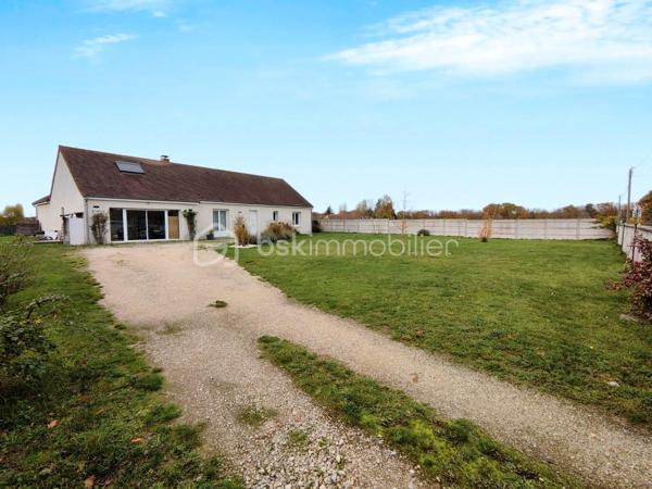 Située à Chanteau, dans un secteur calme et verdoyant, cette maison familiale construite en 2012 offre près de 193 m² habitables, sur un vaste terrain clos de 2 488 m², sans vis-à-vis direct.

La maison se développe presque entièrement de plain-pied. Elle comprend une grande pièce de vie lumineuse avec poêle à bois, une cuisine aménagée et équipée ouverte sur le séjour, ainsi que quatre chambres au rez-de-chaussée, dont une chambre parentale attenante à une salle de bains.

Une cinquième chambre est aménagée à l’étage, accompagnée de toilettes.

Une grande pièce d’environ 24 m² offre également de nombreuses possibilités selon les besoins : salle de jeux, salle de sport, espace cinéma, bureau ou pièce de loisirs.

À l’extérieur, le véritable point fort de la propriété reste son exceptionnel terrain clos de 2 488 m², accessible par un portail électrique, sans vis-à-vis et largement ouvert sur la verdure. La maison bénéficie également d’une belle terrasse en bois exposée sud/ouest, surmontée d’une structure type pergola permettant d’aménager un agréable espace ombragé. Depuis la terrasse, la vue se prolonge sur un environnement verdoyant et dégagé, offrant une véritable sensation d’espace et de tranquillité.

Un joli chalet de jardin blanc complète l’extérieur. La propriété permet également de stationner plusieurs véhicules facilement, malgré l’absence de garage. Il reste néanmoins tout à fait possible d’envisager la construction d’un garage ou d’un double garage sur l’avant de la parcelle, ainsi que l’installation d’une piscine à l’arrière, sous réserve des autorisations d’urbanisme nécessaires.

La maison est équipée d’un chauffe-eau thermodynamique et d’un chauffage électrique complété par un poêle à bois.

DPE : C – GES : A, avec une consommation énergétique actualisée à 116 kWh/m²/an.