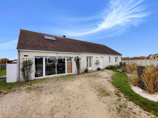 Située à Chanteau, dans un secteur calme et verdoyant, cette maison familiale construite en 2012 offre près de 193 m² habitables, sur un vaste terrain clos de 2 488 m², sans vis-à-vis direct.

La maison se développe presque entièrement de plain-pied. Elle comprend une grande pièce de vie lumineuse avec poêle à bois, une cuisine aménagée et équipée ouverte sur le séjour, ainsi que quatre chambres au rez-de-chaussée, dont une chambre parentale attenante à une salle de bains.

Une cinquième chambre est aménagée à l’étage, accompagnée de toilettes.

Une grande pièce d’environ 24 m² offre également de nombreuses possibilités selon les besoins : salle de jeux, salle de sport, espace cinéma, bureau ou pièce de loisirs.

À l’extérieur, le véritable point fort de la propriété reste son exceptionnel terrain clos de 2 488 m², accessible par un portail électrique, sans vis-à-vis et largement ouvert sur la verdure. La maison bénéficie également d’une belle terrasse en bois exposée sud/ouest, surmontée d’une structure type pergola permettant d’aménager un agréable espace ombragé. Depuis la terrasse, la vue se prolonge sur un environnement verdoyant et dégagé, offrant une véritable sensation d’espace et de tranquillité.

Un joli chalet de jardin blanc complète l’extérieur. La propriété permet également de stationner plusieurs véhicules facilement, malgré l’absence de garage. Il reste néanmoins tout à fait possible d’envisager la construction d’un garage ou d’un double garage sur l’avant de la parcelle, ainsi que l’installation d’une piscine à l’arrière, sous réserve des autorisations d’urbanisme nécessaires.

La maison est équipée d’un chauffe-eau thermodynamique et d’un chauffage électrique complété par un poêle à bois.

DPE : C – GES : A, avec une consommation énergétique actualisée à 116 kWh/m²/an.
