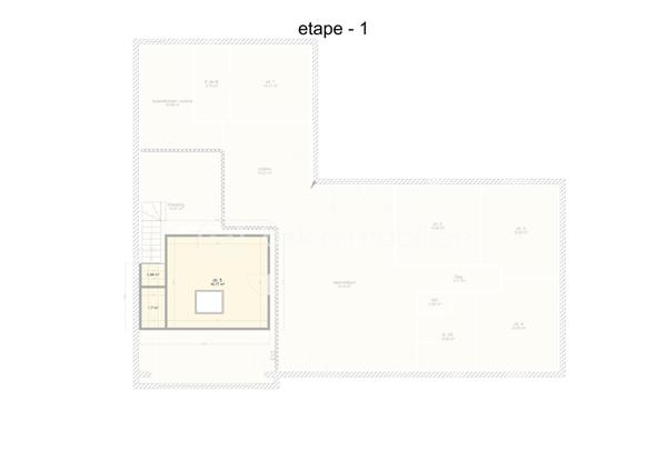 Située à Chanteau, dans un secteur calme et verdoyant, cette maison familiale construite en 2012 offre près de 193 m² habitables, sur un vaste terrain clos de 2 488 m², sans vis-à-vis direct.

La maison se développe presque entièrement de plain-pied. Elle comprend une grande pièce de vie lumineuse avec poêle à bois, une cuisine aménagée et équipée ouverte sur le séjour, ainsi que quatre chambres au rez-de-chaussée, dont une chambre parentale attenante à une salle de bains.

Une cinquième chambre est aménagée à l’étage, accompagnée de toilettes.

Une grande pièce d’environ 24 m² offre également de nombreuses possibilités selon les besoins : salle de jeux, salle de sport, espace cinéma, bureau ou pièce de loisirs.

À l’extérieur, le véritable point fort de la propriété reste son exceptionnel terrain clos de 2 488 m², accessible par un portail électrique, sans vis-à-vis et largement ouvert sur la verdure. La maison bénéficie également d’une belle terrasse en bois exposée sud/ouest, surmontée d’une structure type pergola permettant d’aménager un agréable espace ombragé. Depuis la terrasse, la vue se prolonge sur un environnement verdoyant et dégagé, offrant une véritable sensation d’espace et de tranquillité.

Un joli chalet de jardin blanc complète l’extérieur. La propriété permet également de stationner plusieurs véhicules facilement, malgré l’absence de garage. Il reste néanmoins tout à fait possible d’envisager la construction d’un garage ou d’un double garage sur l’avant de la parcelle, ainsi que l’installation d’une piscine à l’arrière, sous réserve des autorisations d’urbanisme nécessaires.

La maison est équipée d’un chauffe-eau thermodynamique et d’un chauffage électrique complété par un poêle à bois.

DPE : C – GES : A, avec une consommation énergétique actualisée à 116 kWh/m²/an.