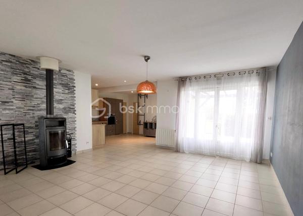 Située à Chanteau, dans un secteur calme et verdoyant, cette maison familiale construite en 2012 offre près de 193 m² habitables, sur un vaste terrain clos de 2 488 m², sans vis-à-vis direct.

La maison se développe presque entièrement de plain-pied. Elle comprend une grande pièce de vie lumineuse avec poêle à bois, une cuisine aménagée et équipée ouverte sur le séjour, ainsi que quatre chambres au rez-de-chaussée, dont une chambre parentale attenante à une salle de bains.

Une cinquième chambre est aménagée à l’étage, accompagnée de toilettes.

Une grande pièce d’environ 24 m² offre également de nombreuses possibilités selon les besoins : salle de jeux, salle de sport, espace cinéma, bureau ou pièce de loisirs.

À l’extérieur, le véritable point fort de la propriété reste son exceptionnel terrain clos de 2 488 m², accessible par un portail électrique, sans vis-à-vis et largement ouvert sur la verdure. La maison bénéficie également d’une belle terrasse en bois exposée sud/ouest, surmontée d’une structure type pergola permettant d’aménager un agréable espace ombragé. Depuis la terrasse, la vue se prolonge sur un environnement verdoyant et dégagé, offrant une véritable sensation d’espace et de tranquillité.

Un joli chalet de jardin blanc complète l’extérieur. La propriété permet également de stationner plusieurs véhicules facilement, malgré l’absence de garage. Il reste néanmoins tout à fait possible d’envisager la construction d’un garage ou d’un double garage sur l’avant de la parcelle, ainsi que l’installation d’une piscine à l’arrière, sous réserve des autorisations d’urbanisme nécessaires.

La maison est équipée d’un chauffe-eau thermodynamique et d’un chauffage électrique complété par un poêle à bois.

DPE : C – GES : A, avec une consommation énergétique actualisée à 116 kWh/m²/an.