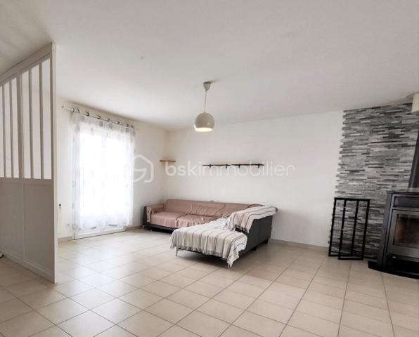 Située à Chanteau, dans un secteur calme et verdoyant, cette maison familiale construite en 2012 offre près de 193 m² habitables, sur un vaste terrain clos de 2 488 m², sans vis-à-vis direct.

La maison se développe presque entièrement de plain-pied. Elle comprend une grande pièce de vie lumineuse avec poêle à bois, une cuisine aménagée et équipée ouverte sur le séjour, ainsi que quatre chambres au rez-de-chaussée, dont une chambre parentale attenante à une salle de bains.

Une cinquième chambre est aménagée à l’étage, accompagnée de toilettes.

Une grande pièce d’environ 24 m² offre également de nombreuses possibilités selon les besoins : salle de jeux, salle de sport, espace cinéma, bureau ou pièce de loisirs.

À l’extérieur, le véritable point fort de la propriété reste son exceptionnel terrain clos de 2 488 m², accessible par un portail électrique, sans vis-à-vis et largement ouvert sur la verdure. La maison bénéficie également d’une belle terrasse en bois exposée sud/ouest, surmontée d’une structure type pergola permettant d’aménager un agréable espace ombragé. Depuis la terrasse, la vue se prolonge sur un environnement verdoyant et dégagé, offrant une véritable sensation d’espace et de tranquillité.

Un joli chalet de jardin blanc complète l’extérieur. La propriété permet également de stationner plusieurs véhicules facilement, malgré l’absence de garage. Il reste néanmoins tout à fait possible d’envisager la construction d’un garage ou d’un double garage sur l’avant de la parcelle, ainsi que l’installation d’une piscine à l’arrière, sous réserve des autorisations d’urbanisme nécessaires.

La maison est équipée d’un chauffe-eau thermodynamique et d’un chauffage électrique complété par un poêle à bois.

DPE : C – GES : A, avec une consommation énergétique actualisée à 116 kWh/m²/an.