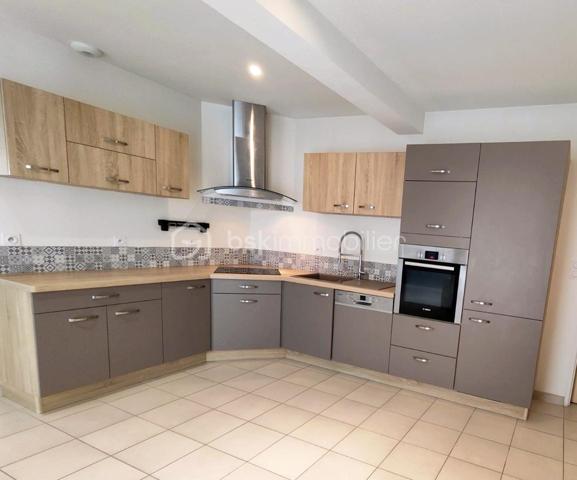 Située à Chanteau, dans un secteur calme et verdoyant, cette maison familiale construite en 2012 offre près de 193 m² habitables, sur un vaste terrain clos de 2 488 m², sans vis-à-vis direct.

La maison se développe presque entièrement de plain-pied. Elle comprend une grande pièce de vie lumineuse avec poêle à bois, une cuisine aménagée et équipée ouverte sur le séjour, ainsi que quatre chambres au rez-de-chaussée, dont une chambre parentale attenante à une salle de bains.

Une cinquième chambre est aménagée à l’étage, accompagnée de toilettes.

Une grande pièce d’environ 24 m² offre également de nombreuses possibilités selon les besoins : salle de jeux, salle de sport, espace cinéma, bureau ou pièce de loisirs.

À l’extérieur, le véritable point fort de la propriété reste son exceptionnel terrain clos de 2 488 m², accessible par un portail électrique, sans vis-à-vis et largement ouvert sur la verdure. La maison bénéficie également d’une belle terrasse en bois exposée sud/ouest, surmontée d’une structure type pergola permettant d’aménager un agréable espace ombragé. Depuis la terrasse, la vue se prolonge sur un environnement verdoyant et dégagé, offrant une véritable sensation d’espace et de tranquillité.

Un joli chalet de jardin blanc complète l’extérieur. La propriété permet également de stationner plusieurs véhicules facilement, malgré l’absence de garage. Il reste néanmoins tout à fait possible d’envisager la construction d’un garage ou d’un double garage sur l’avant de la parcelle, ainsi que l’installation d’une piscine à l’arrière, sous réserve des autorisations d’urbanisme nécessaires.

La maison est équipée d’un chauffe-eau thermodynamique et d’un chauffage électrique complété par un poêle à bois.

DPE : C – GES : A, avec une consommation énergétique actualisée à 116 kWh/m²/an.