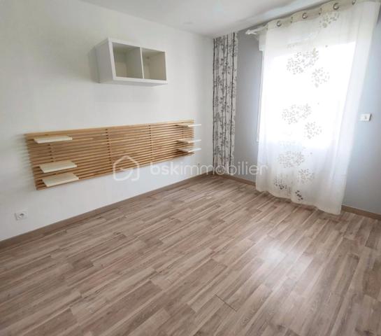 Située à Chanteau, dans un secteur calme et verdoyant, cette maison familiale construite en 2012 offre près de 193 m² habitables, sur un vaste terrain clos de 2 488 m², sans vis-à-vis direct.

La maison se développe presque entièrement de plain-pied. Elle comprend une grande pièce de vie lumineuse avec poêle à bois, une cuisine aménagée et équipée ouverte sur le séjour, ainsi que quatre chambres au rez-de-chaussée, dont une chambre parentale attenante à une salle de bains.

Une cinquième chambre est aménagée à l’étage, accompagnée de toilettes.

Une grande pièce d’environ 24 m² offre également de nombreuses possibilités selon les besoins : salle de jeux, salle de sport, espace cinéma, bureau ou pièce de loisirs.

À l’extérieur, le véritable point fort de la propriété reste son exceptionnel terrain clos de 2 488 m², accessible par un portail électrique, sans vis-à-vis et largement ouvert sur la verdure. La maison bénéficie également d’une belle terrasse en bois exposée sud/ouest, surmontée d’une structure type pergola permettant d’aménager un agréable espace ombragé. Depuis la terrasse, la vue se prolonge sur un environnement verdoyant et dégagé, offrant une véritable sensation d’espace et de tranquillité.

Un joli chalet de jardin blanc complète l’extérieur. La propriété permet également de stationner plusieurs véhicules facilement, malgré l’absence de garage. Il reste néanmoins tout à fait possible d’envisager la construction d’un garage ou d’un double garage sur l’avant de la parcelle, ainsi que l’installation d’une piscine à l’arrière, sous réserve des autorisations d’urbanisme nécessaires.

La maison est équipée d’un chauffe-eau thermodynamique et d’un chauffage électrique complété par un poêle à bois.

DPE : C – GES : A, avec une consommation énergétique actualisée à 116 kWh/m²/an.
