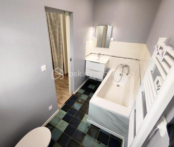 Située à Chanteau, dans un secteur calme et verdoyant, cette maison familiale construite en 2012 offre près de 193 m² habitables, sur un vaste terrain clos de 2 488 m², sans vis-à-vis direct.

La maison se développe presque entièrement de plain-pied. Elle comprend une grande pièce de vie lumineuse avec poêle à bois, une cuisine aménagée et équipée ouverte sur le séjour, ainsi que quatre chambres au rez-de-chaussée, dont une chambre parentale attenante à une salle de bains.

Une cinquième chambre est aménagée à l’étage, accompagnée de toilettes.

Une grande pièce d’environ 24 m² offre également de nombreuses possibilités selon les besoins : salle de jeux, salle de sport, espace cinéma, bureau ou pièce de loisirs.

À l’extérieur, le véritable point fort de la propriété reste son exceptionnel terrain clos de 2 488 m², accessible par un portail électrique, sans vis-à-vis et largement ouvert sur la verdure. La maison bénéficie également d’une belle terrasse en bois exposée sud/ouest, surmontée d’une structure type pergola permettant d’aménager un agréable espace ombragé. Depuis la terrasse, la vue se prolonge sur un environnement verdoyant et dégagé, offrant une véritable sensation d’espace et de tranquillité.

Un joli chalet de jardin blanc complète l’extérieur. La propriété permet également de stationner plusieurs véhicules facilement, malgré l’absence de garage. Il reste néanmoins tout à fait possible d’envisager la construction d’un garage ou d’un double garage sur l’avant de la parcelle, ainsi que l’installation d’une piscine à l’arrière, sous réserve des autorisations d’urbanisme nécessaires.

La maison est équipée d’un chauffe-eau thermodynamique et d’un chauffage électrique complété par un poêle à bois.

DPE : C – GES : A, avec une consommation énergétique actualisée à 116 kWh/m²/an.