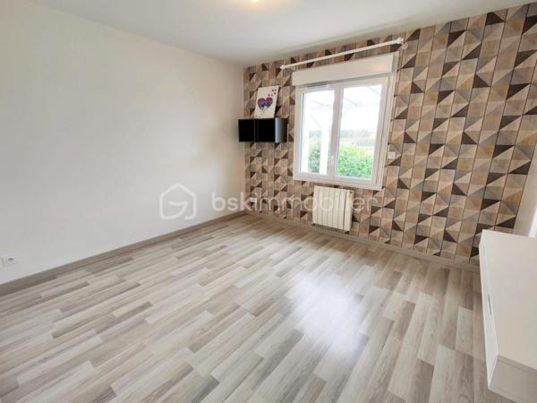 Située à Chanteau, dans un secteur calme et verdoyant, cette maison familiale construite en 2012 offre près de 193 m² habitables, sur un vaste terrain clos de 2 488 m², sans vis-à-vis direct.

La maison se développe presque entièrement de plain-pied. Elle comprend une grande pièce de vie lumineuse avec poêle à bois, une cuisine aménagée et équipée ouverte sur le séjour, ainsi que quatre chambres au rez-de-chaussée, dont une chambre parentale attenante à une salle de bains.

Une cinquième chambre est aménagée à l’étage, accompagnée de toilettes.

Une grande pièce d’environ 24 m² offre également de nombreuses possibilités selon les besoins : salle de jeux, salle de sport, espace cinéma, bureau ou pièce de loisirs.

À l’extérieur, le véritable point fort de la propriété reste son exceptionnel terrain clos de 2 488 m², accessible par un portail électrique, sans vis-à-vis et largement ouvert sur la verdure. La maison bénéficie également d’une belle terrasse en bois exposée sud/ouest, surmontée d’une structure type pergola permettant d’aménager un agréable espace ombragé. Depuis la terrasse, la vue se prolonge sur un environnement verdoyant et dégagé, offrant une véritable sensation d’espace et de tranquillité.

Un joli chalet de jardin blanc complète l’extérieur. La propriété permet également de stationner plusieurs véhicules facilement, malgré l’absence de garage. Il reste néanmoins tout à fait possible d’envisager la construction d’un garage ou d’un double garage sur l’avant de la parcelle, ainsi que l’installation d’une piscine à l’arrière, sous réserve des autorisations d’urbanisme nécessaires.

La maison est équipée d’un chauffe-eau thermodynamique et d’un chauffage électrique complété par un poêle à bois.

DPE : C – GES : A, avec une consommation énergétique actualisée à 116 kWh/m²/an.