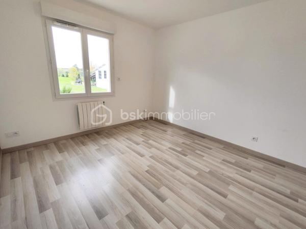 Située à Chanteau, dans un secteur calme et verdoyant, cette maison familiale construite en 2012 offre près de 193 m² habitables, sur un vaste terrain clos de 2 488 m², sans vis-à-vis direct.

La maison se développe presque entièrement de plain-pied. Elle comprend une grande pièce de vie lumineuse avec poêle à bois, une cuisine aménagée et équipée ouverte sur le séjour, ainsi que quatre chambres au rez-de-chaussée, dont une chambre parentale attenante à une salle de bains.

Une cinquième chambre est aménagée à l’étage, accompagnée de toilettes.

Une grande pièce d’environ 24 m² offre également de nombreuses possibilités selon les besoins : salle de jeux, salle de sport, espace cinéma, bureau ou pièce de loisirs.

À l’extérieur, le véritable point fort de la propriété reste son exceptionnel terrain clos de 2 488 m², accessible par un portail électrique, sans vis-à-vis et largement ouvert sur la verdure. La maison bénéficie également d’une belle terrasse en bois exposée sud/ouest, surmontée d’une structure type pergola permettant d’aménager un agréable espace ombragé. Depuis la terrasse, la vue se prolonge sur un environnement verdoyant et dégagé, offrant une véritable sensation d’espace et de tranquillité.

Un joli chalet de jardin blanc complète l’extérieur. La propriété permet également de stationner plusieurs véhicules facilement, malgré l’absence de garage. Il reste néanmoins tout à fait possible d’envisager la construction d’un garage ou d’un double garage sur l’avant de la parcelle, ainsi que l’installation d’une piscine à l’arrière, sous réserve des autorisations d’urbanisme nécessaires.

La maison est équipée d’un chauffe-eau thermodynamique et d’un chauffage électrique complété par un poêle à bois.

DPE : C – GES : A, avec une consommation énergétique actualisée à 116 kWh/m²/an.