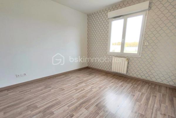 Située à Chanteau, dans un secteur calme et verdoyant, cette maison familiale construite en 2012 offre près de 193 m² habitables, sur un vaste terrain clos de 2 488 m², sans vis-à-vis direct.

La maison se développe presque entièrement de plain-pied. Elle comprend une grande pièce de vie lumineuse avec poêle à bois, une cuisine aménagée et équipée ouverte sur le séjour, ainsi que quatre chambres au rez-de-chaussée, dont une chambre parentale attenante à une salle de bains.

Une cinquième chambre est aménagée à l’étage, accompagnée de toilettes.

Une grande pièce d’environ 24 m² offre également de nombreuses possibilités selon les besoins : salle de jeux, salle de sport, espace cinéma, bureau ou pièce de loisirs.

À l’extérieur, le véritable point fort de la propriété reste son exceptionnel terrain clos de 2 488 m², accessible par un portail électrique, sans vis-à-vis et largement ouvert sur la verdure. La maison bénéficie également d’une belle terrasse en bois exposée sud/ouest, surmontée d’une structure type pergola permettant d’aménager un agréable espace ombragé. Depuis la terrasse, la vue se prolonge sur un environnement verdoyant et dégagé, offrant une véritable sensation d’espace et de tranquillité.

Un joli chalet de jardin blanc complète l’extérieur. La propriété permet également de stationner plusieurs véhicules facilement, malgré l’absence de garage. Il reste néanmoins tout à fait possible d’envisager la construction d’un garage ou d’un double garage sur l’avant de la parcelle, ainsi que l’installation d’une piscine à l’arrière, sous réserve des autorisations d’urbanisme nécessaires.

La maison est équipée d’un chauffe-eau thermodynamique et d’un chauffage électrique complété par un poêle à bois.

DPE : C – GES : A, avec une consommation énergétique actualisée à 116 kWh/m²/an.