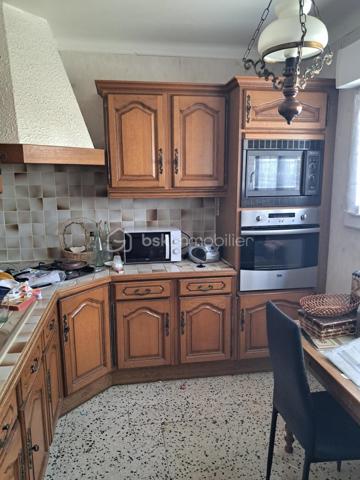 Cette villa des années 60 semble être une belle opportunité. Avec ses 4 faces, elle offre une bonne luminosité et une belle exposition. La configuration avec une cuisine indépendante, un salon/séjour spacieux et une véranda est idéale pour des moments en famille ou entre amis.

Les deux chambres (avec possibilité d'en créer une troisième) permettent d’accueillir confortablement un couple ou une petite famille, tandis que la salle d’eau et le WC séparé ajoutent un confort supplémentaire. Les trois garages communicants d'une superficie totale de  70 m² sont un atout considérable, surtout si vous avez besoin d’espace pour des véhicules ou du rangement.

Il y a possibilité de modifier les 3 garages afin de créer un studio de 50m² pour de la location - 

Le terrain de 936 m², entièrement clôturé et arboré, avec son puits offre un cadre agréable et intime, parfait pour profiter de l’extérieur, organiser des barbecues ou simplement se détendre au milieu de la nature. 

Avantages :
quartier calme - villa 4 faces - grand terrain - 3 garages - chauffage avec chaudière Saunier Duval et climatisation (les entretiens viennent d'être réalisés) - puits