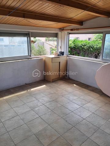 Cette villa des années 60 semble être une belle opportunité. Avec ses 4 faces, elle offre une bonne luminosité et une belle exposition. La configuration avec une cuisine indépendante, un salon/séjour spacieux et une véranda est idéale pour des moments en famille ou entre amis.

Les deux chambres (avec possibilité d'en créer une troisième) permettent d’accueillir confortablement un couple ou une petite famille, tandis que la salle d’eau et le WC séparé ajoutent un confort supplémentaire. Les trois garages communicants d'une superficie totale de  70 m² sont un atout considérable, surtout si vous avez besoin d’espace pour des véhicules ou du rangement.

Il y a possibilité de modifier les 3 garages afin de créer un studio de 50m² pour de la location - 

Le terrain de 936 m², entièrement clôturé et arboré, avec son puits offre un cadre agréable et intime, parfait pour profiter de l’extérieur, organiser des barbecues ou simplement se détendre au milieu de la nature. 

Avantages :
quartier calme - villa 4 faces - grand terrain - 3 garages - chauffage avec chaudière Saunier Duval et climatisation (les entretiens viennent d'être réalisés) - puits