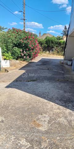 Cette villa des années 60 semble être une belle opportunité. Avec ses 4 faces, elle offre une bonne luminosité et une belle exposition. La configuration avec une cuisine indépendante, un salon/séjour spacieux et une véranda est idéale pour des moments en famille ou entre amis.

Les deux chambres (avec possibilité d'en créer une troisième) permettent d’accueillir confortablement un couple ou une petite famille, tandis que la salle d’eau et le WC séparé ajoutent un confort supplémentaire. Les trois garages communicants d'une superficie totale de  70 m² sont un atout considérable, surtout si vous avez besoin d’espace pour des véhicules ou du rangement.

Il y a possibilité de modifier les 3 garages afin de créer un studio de 50m² pour de la location - 

Le terrain de 936 m², entièrement clôturé et arboré, avec son puits offre un cadre agréable et intime, parfait pour profiter de l’extérieur, organiser des barbecues ou simplement se détendre au milieu de la nature. 

Avantages :
quartier calme - villa 4 faces - grand terrain - 3 garages - chauffage avec chaudière Saunier Duval et climatisation (les entretiens viennent d'être réalisés) - puits