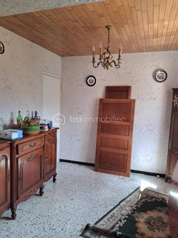 Cette villa des années 60 semble être une belle opportunité. Avec ses 4 faces, elle offre une bonne luminosité et une belle exposition. La configuration avec une cuisine indépendante, un salon/séjour spacieux et une véranda est idéale pour des moments en famille ou entre amis.

Les deux chambres (avec possibilité d'en créer une troisième) permettent d’accueillir confortablement un couple ou une petite famille, tandis que la salle d’eau et le WC séparé ajoutent un confort supplémentaire. Les trois garages communicants d'une superficie totale de  70 m² sont un atout considérable, surtout si vous avez besoin d’espace pour des véhicules ou du rangement.

Il y a possibilité de modifier les 3 garages afin de créer un studio de 50m² pour de la location - 

Le terrain de 936 m², entièrement clôturé et arboré, avec son puits offre un cadre agréable et intime, parfait pour profiter de l’extérieur, organiser des barbecues ou simplement se détendre au milieu de la nature. 

Avantages :
quartier calme - villa 4 faces - grand terrain - 3 garages - chauffage avec chaudière Saunier Duval et climatisation (les entretiens viennent d'être réalisés) - puits