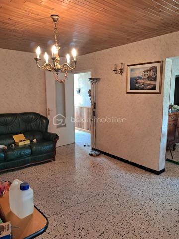 Cette villa des années 60 semble être une belle opportunité. Avec ses 4 faces, elle offre une bonne luminosité et une belle exposition. La configuration avec une cuisine indépendante, un salon/séjour spacieux et une véranda est idéale pour des moments en famille ou entre amis.

Les deux chambres (avec possibilité d'en créer une troisième) permettent d’accueillir confortablement un couple ou une petite famille, tandis que la salle d’eau et le WC séparé ajoutent un confort supplémentaire. Les trois garages communicants d'une superficie totale de  70 m² sont un atout considérable, surtout si vous avez besoin d’espace pour des véhicules ou du rangement.

Il y a possibilité de modifier les 3 garages afin de créer un studio de 50m² pour de la location - 

Le terrain de 936 m², entièrement clôturé et arboré, avec son puits offre un cadre agréable et intime, parfait pour profiter de l’extérieur, organiser des barbecues ou simplement se détendre au milieu de la nature. 

Avantages :
quartier calme - villa 4 faces - grand terrain - 3 garages - chauffage avec chaudière Saunier Duval et climatisation (les entretiens viennent d'être réalisés) - puits