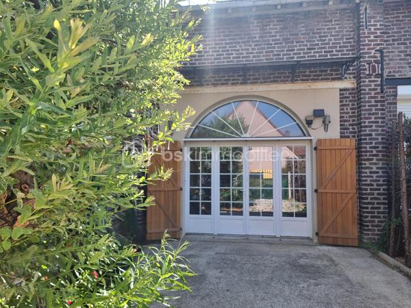 EXCLUSIVITÉ – COUP DE CŒUR ASSURÉ
À proximité de la gare SNCF de Nangis, dans un secteur calme, découvrez cette maison de style loft d’environ 86 m², offrant de beaux volumes et une superbe hauteur sous plafond qui lui confère un cachet unique.

Le rez-de-chaussée se compose d’un vaste séjour ouvert sur la cuisine, créant un espace de vie lumineux et convivial, ainsi que d’une salle d’eau avec WC.
À l’étage, vous trouverez un palier desservant deux belles chambres.
À l’extérieur, une terrasse, un jardin et un cabanon complètent ce bien.

Système de chauffage à prévoir,  laissant la possibilité d’installer la solution de votre choix (pompe à chaleur, poêle, radiateurs électriques ...).
 
Bien atypique et rare sur le secteur de Nangis, idéal pour un premier achat, un pied-à-terre ou un investissement locatif.

N’attendez plus ! Contactez-nous !

Pour tous renseignements complémentaires, n'hésitez pas à contacter Julien & Cindy LUCIANI au 06 52 63 33 63.