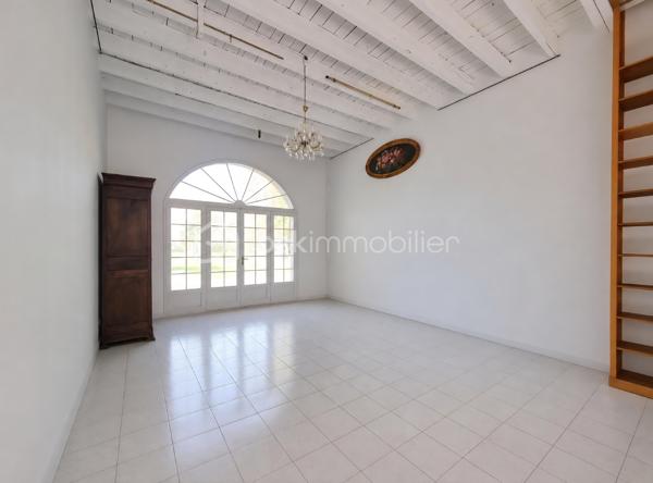 EXCLUSIVITÉ – COUP DE CŒUR ASSURÉ
À proximité de la gare SNCF de Nangis, dans un secteur calme, découvrez cette maison de style loft d’environ 86 m², offrant de beaux volumes et une superbe hauteur sous plafond qui lui confère un cachet unique.

Le rez-de-chaussée se compose d’un vaste séjour ouvert sur la cuisine, créant un espace de vie lumineux et convivial, ainsi que d’une salle d’eau avec WC.
À l’étage, vous trouverez un palier desservant deux belles chambres.
À l’extérieur, une terrasse, un jardin et un cabanon complètent ce bien.

Système de chauffage à prévoir,  laissant la possibilité d’installer la solution de votre choix (pompe à chaleur, poêle, radiateurs électriques ...).
 
Bien atypique et rare sur le secteur de Nangis, idéal pour un premier achat, un pied-à-terre ou un investissement locatif.

N’attendez plus ! Contactez-nous !

Pour tous renseignements complémentaires, n'hésitez pas à contacter Julien & Cindy LUCIANI au 06 52 63 33 63.