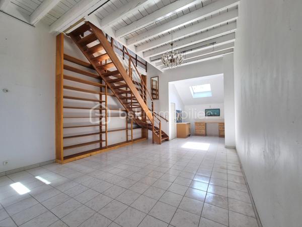 EXCLUSIVITÉ – COUP DE CŒUR ASSURÉ
À proximité de la gare SNCF de Nangis, dans un secteur calme, découvrez cette maison de style loft d’environ 86 m², offrant de beaux volumes et une superbe hauteur sous plafond qui lui confère un cachet unique.

Le rez-de-chaussée se compose d’un vaste séjour ouvert sur la cuisine, créant un espace de vie lumineux et convivial, ainsi que d’une salle d’eau avec WC.
À l’étage, vous trouverez un palier desservant deux belles chambres.
À l’extérieur, une terrasse, un jardin et un cabanon complètent ce bien.

Système de chauffage à prévoir,  laissant la possibilité d’installer la solution de votre choix (pompe à chaleur, poêle, radiateurs électriques ...).
 
Bien atypique et rare sur le secteur de Nangis, idéal pour un premier achat, un pied-à-terre ou un investissement locatif.

N’attendez plus ! Contactez-nous !

Pour tous renseignements complémentaires, n'hésitez pas à contacter Julien & Cindy LUCIANI au 06 52 63 33 63.