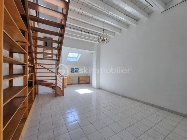 EXCLUSIVITÉ – COUP DE CŒUR ASSURÉ
À proximité de la gare SNCF de Nangis, dans un secteur calme, découvrez cette maison de style loft d’environ 86 m², offrant de beaux volumes et une superbe hauteur sous plafond qui lui confère un cachet unique.

Le rez-de-chaussée se compose d’un vaste séjour ouvert sur la cuisine, créant un espace de vie lumineux et convivial, ainsi que d’une salle d’eau avec WC.
À l’étage, vous trouverez un palier desservant deux belles chambres.
À l’extérieur, une terrasse, un jardin et un cabanon complètent ce bien.

Système de chauffage à prévoir,  laissant la possibilité d’installer la solution de votre choix (pompe à chaleur, poêle, radiateurs électriques ...).
 
Bien atypique et rare sur le secteur de Nangis, idéal pour un premier achat, un pied-à-terre ou un investissement locatif.

N’attendez plus ! Contactez-nous !

Pour tous renseignements complémentaires, n'hésitez pas à contacter Julien & Cindy LUCIANI au 06 52 63 33 63.