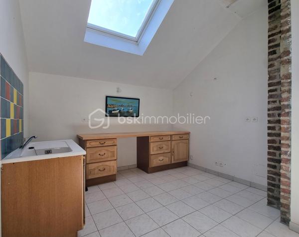 EXCLUSIVITÉ – COUP DE CŒUR ASSURÉ
À proximité de la gare SNCF de Nangis, dans un secteur calme, découvrez cette maison de style loft d’environ 86 m², offrant de beaux volumes et une superbe hauteur sous plafond qui lui confère un cachet unique.

Le rez-de-chaussée se compose d’un vaste séjour ouvert sur la cuisine, créant un espace de vie lumineux et convivial, ainsi que d’une salle d’eau avec WC.
À l’étage, vous trouverez un palier desservant deux belles chambres.
À l’extérieur, une terrasse, un jardin et un cabanon complètent ce bien.

Système de chauffage à prévoir,  laissant la possibilité d’installer la solution de votre choix (pompe à chaleur, poêle, radiateurs électriques ...).
 
Bien atypique et rare sur le secteur de Nangis, idéal pour un premier achat, un pied-à-terre ou un investissement locatif.

N’attendez plus ! Contactez-nous !

Pour tous renseignements complémentaires, n'hésitez pas à contacter Julien & Cindy LUCIANI au 06 52 63 33 63.