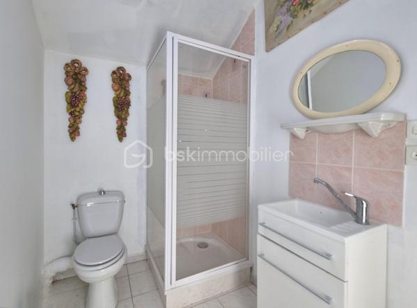 EXCLUSIVITÉ – COUP DE CŒUR ASSURÉ
À proximité de la gare SNCF de Nangis, dans un secteur calme, découvrez cette maison de style loft d’environ 86 m², offrant de beaux volumes et une superbe hauteur sous plafond qui lui confère un cachet unique.

Le rez-de-chaussée se compose d’un vaste séjour ouvert sur la cuisine, créant un espace de vie lumineux et convivial, ainsi que d’une salle d’eau avec WC.
À l’étage, vous trouverez un palier desservant deux belles chambres.
À l’extérieur, une terrasse, un jardin et un cabanon complètent ce bien.

Système de chauffage à prévoir,  laissant la possibilité d’installer la solution de votre choix (pompe à chaleur, poêle, radiateurs électriques ...).
 
Bien atypique et rare sur le secteur de Nangis, idéal pour un premier achat, un pied-à-terre ou un investissement locatif.

N’attendez plus ! Contactez-nous !

Pour tous renseignements complémentaires, n'hésitez pas à contacter Julien & Cindy LUCIANI au 06 52 63 33 63.