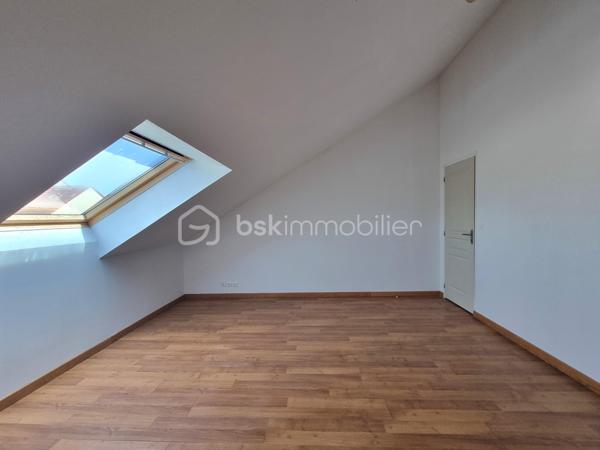 EXCLUSIVITÉ – COUP DE CŒUR ASSURÉ
À proximité de la gare SNCF de Nangis, dans un secteur calme, découvrez cette maison de style loft d’environ 86 m², offrant de beaux volumes et une superbe hauteur sous plafond qui lui confère un cachet unique.

Le rez-de-chaussée se compose d’un vaste séjour ouvert sur la cuisine, créant un espace de vie lumineux et convivial, ainsi que d’une salle d’eau avec WC.
À l’étage, vous trouverez un palier desservant deux belles chambres.
À l’extérieur, une terrasse, un jardin et un cabanon complètent ce bien.

Système de chauffage à prévoir,  laissant la possibilité d’installer la solution de votre choix (pompe à chaleur, poêle, radiateurs électriques ...).
 
Bien atypique et rare sur le secteur de Nangis, idéal pour un premier achat, un pied-à-terre ou un investissement locatif.

N’attendez plus ! Contactez-nous !

Pour tous renseignements complémentaires, n'hésitez pas à contacter Julien & Cindy LUCIANI au 06 52 63 33 63.