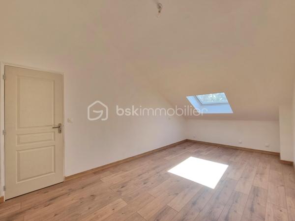 EXCLUSIVITÉ – COUP DE CŒUR ASSURÉ
À proximité de la gare SNCF de Nangis, dans un secteur calme, découvrez cette maison de style loft d’environ 86 m², offrant de beaux volumes et une superbe hauteur sous plafond qui lui confère un cachet unique.

Le rez-de-chaussée se compose d’un vaste séjour ouvert sur la cuisine, créant un espace de vie lumineux et convivial, ainsi que d’une salle d’eau avec WC.
À l’étage, vous trouverez un palier desservant deux belles chambres.
À l’extérieur, une terrasse, un jardin et un cabanon complètent ce bien.

Système de chauffage à prévoir,  laissant la possibilité d’installer la solution de votre choix (pompe à chaleur, poêle, radiateurs électriques ...).
 
Bien atypique et rare sur le secteur de Nangis, idéal pour un premier achat, un pied-à-terre ou un investissement locatif.

N’attendez plus ! Contactez-nous !

Pour tous renseignements complémentaires, n'hésitez pas à contacter Julien & Cindy LUCIANI au 06 52 63 33 63.