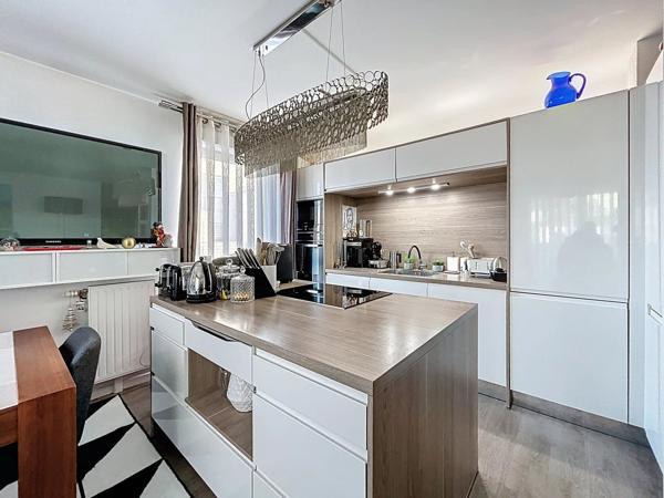 Vente                                                      Appartement
                        
                     3 pièces                      66 m2                     à Limeil-Brévannes