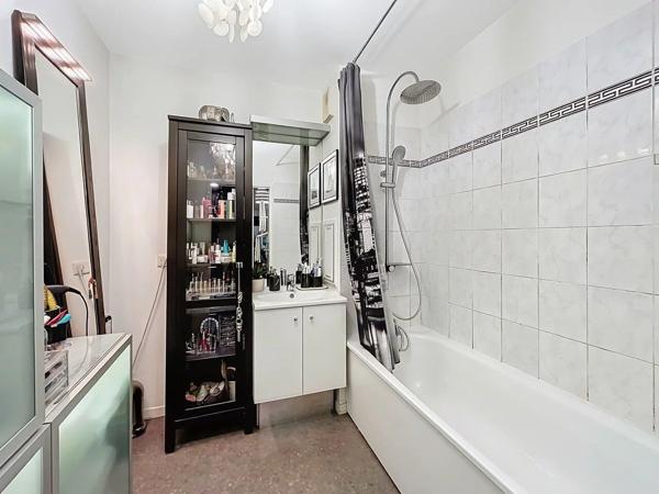 Vente                                                      Appartement
                        
                     3 pièces                      66 m2                     à Limeil-Brévannes