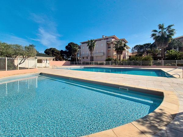 Saint-Aygulf, T2, proche mer, parking, cave, piscine