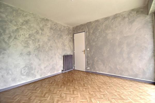 LES PENNES MIRABEAU - EXCLUSIVITÉ - Appartement spacieux de 4 pièces avec un balcon et une cave en sous sol