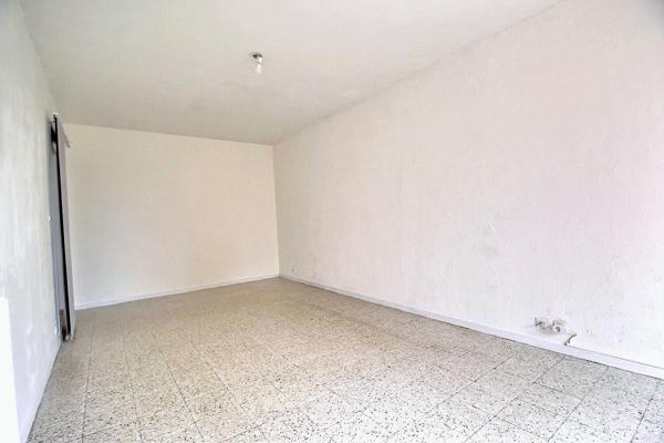 LES PENNES MIRABEAU - EXCLUSIVITÉ - Appartement spacieux de 4 pièces avec un balcon et une cave en sous sol