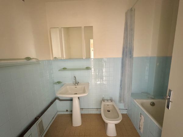 Marseille (13008) Appartement T2 - Dernier étage - Traversant