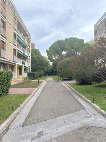 Marseille (13008) Appartement T2 - Dernier étage - Traversant