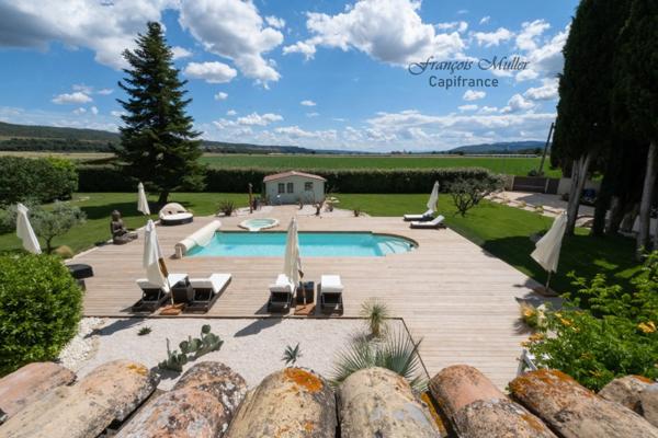 Propriété de caractère avec piscine et gîtes – Art de vivre en Provence