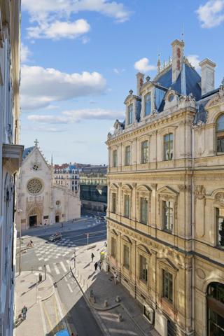 Appartement duplex en étage élevé vue sur la Bourse