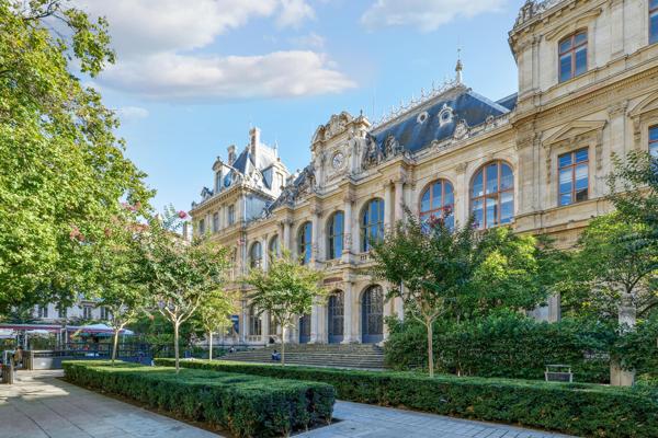 Appartement duplex en étage élevé vue sur la Bourse