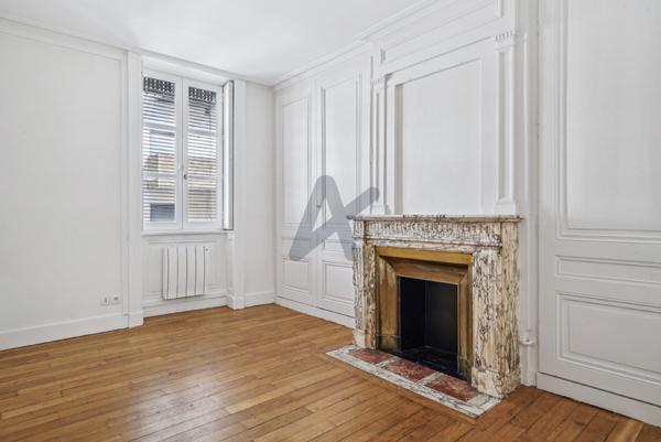 Appartement duplex en étage élevé vue sur la Bourse
